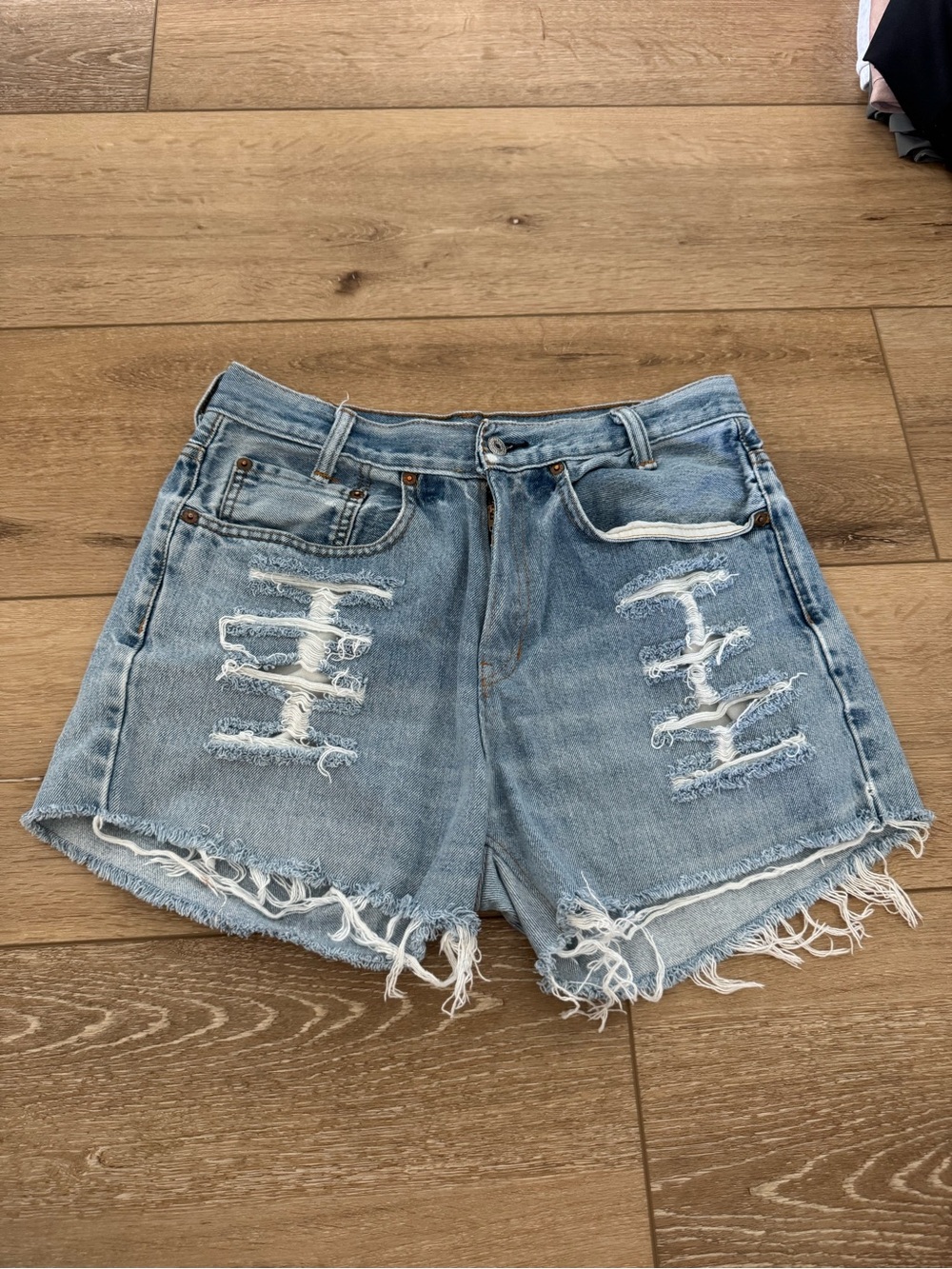 WOMENS DISTRESSED LEVI JEAN SHORTS SIZE 30 (10)